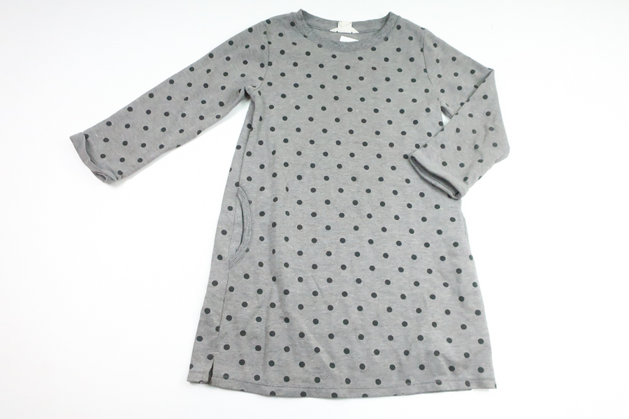 Prikket sweatshirtkjole fra H&M - Størrelse 122/128 - Grå