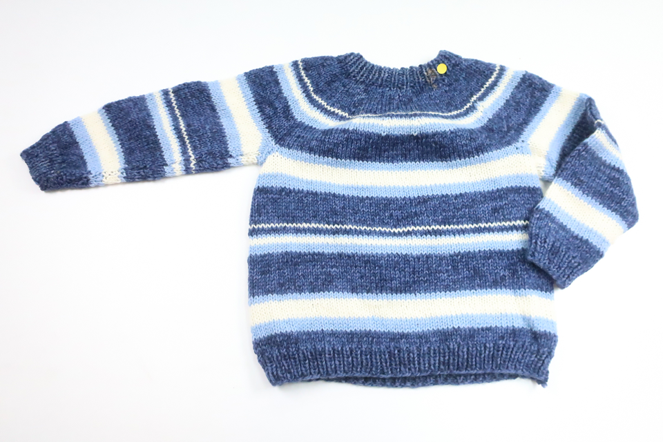 Strikket sweater fra Hemstickat - Størrelse 110/116 - Blå