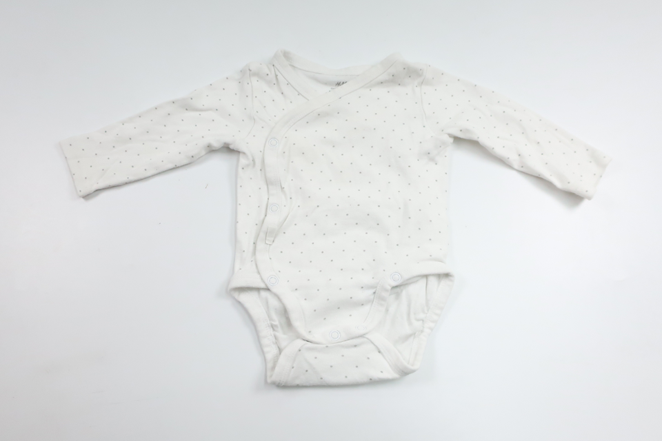 Prikket slå-om-body fra H&M - Størrelse 62 - Hvid