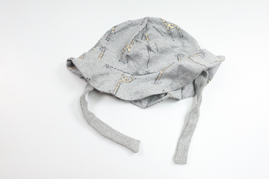 Solhat med giraffer fra Hemsytt - Størrelse 44/46 - Grå