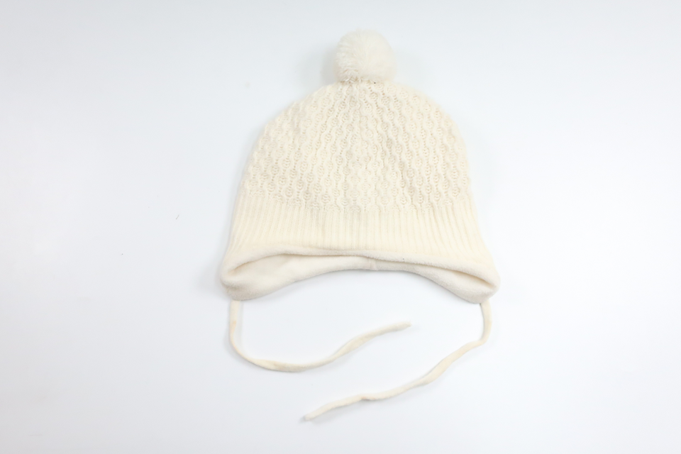 Fleeceforet hue med kvast fra H&M - Størrelse 86/92 - Off-white