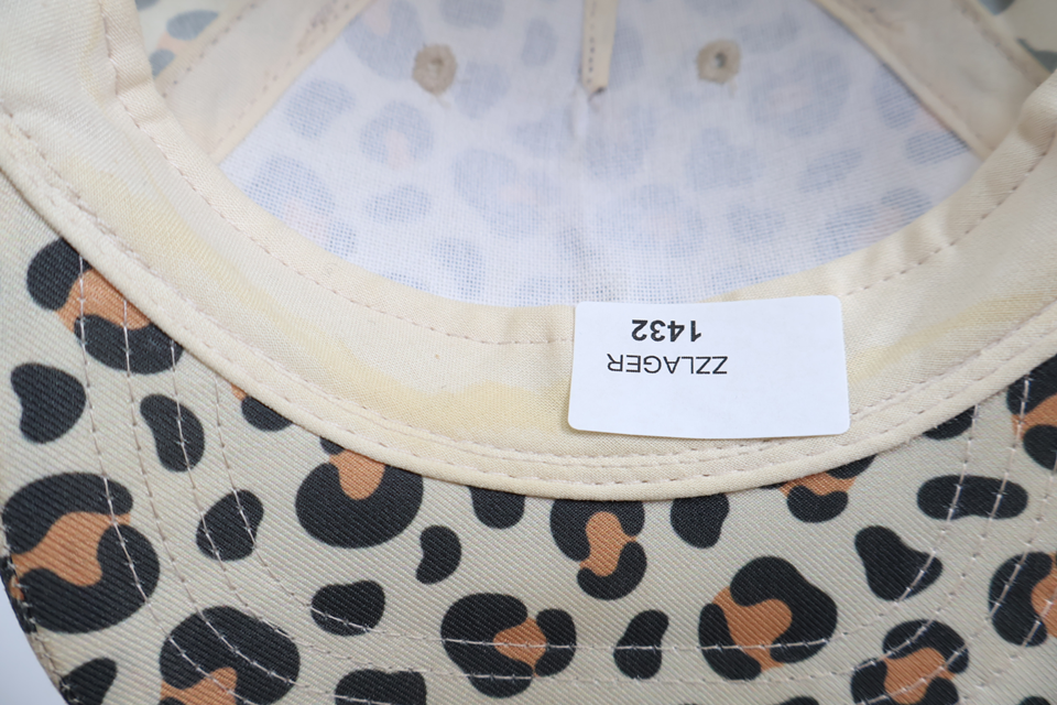 Leopardmønstret kasket fra Kappahl - Størrelse 44/46 - Beige
