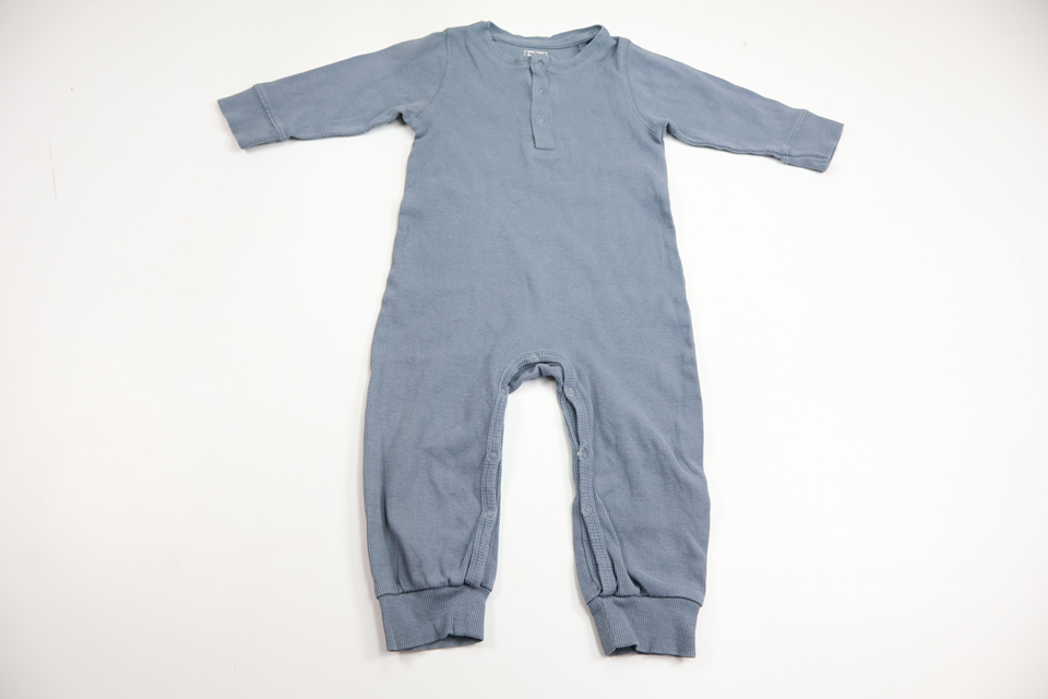 Ribbet pyjamas fra BEBE - Størrelse 80 - Blå