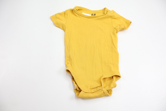 Body fra H&M - Størrelse 74 - Gul
