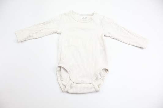 Ribbet bodysuit fra H&M - Størrelse 62 - Hvid
