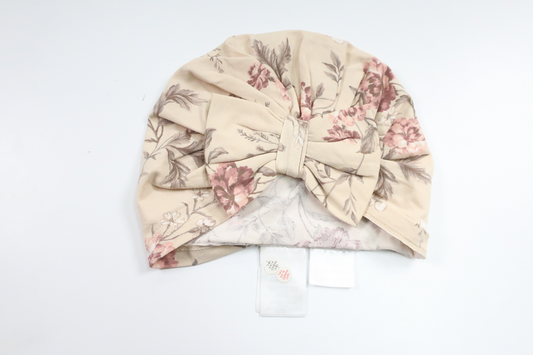 Blomstret turbanhat med sløjfe fra Newbie - Størrelse 48/50 - Beige