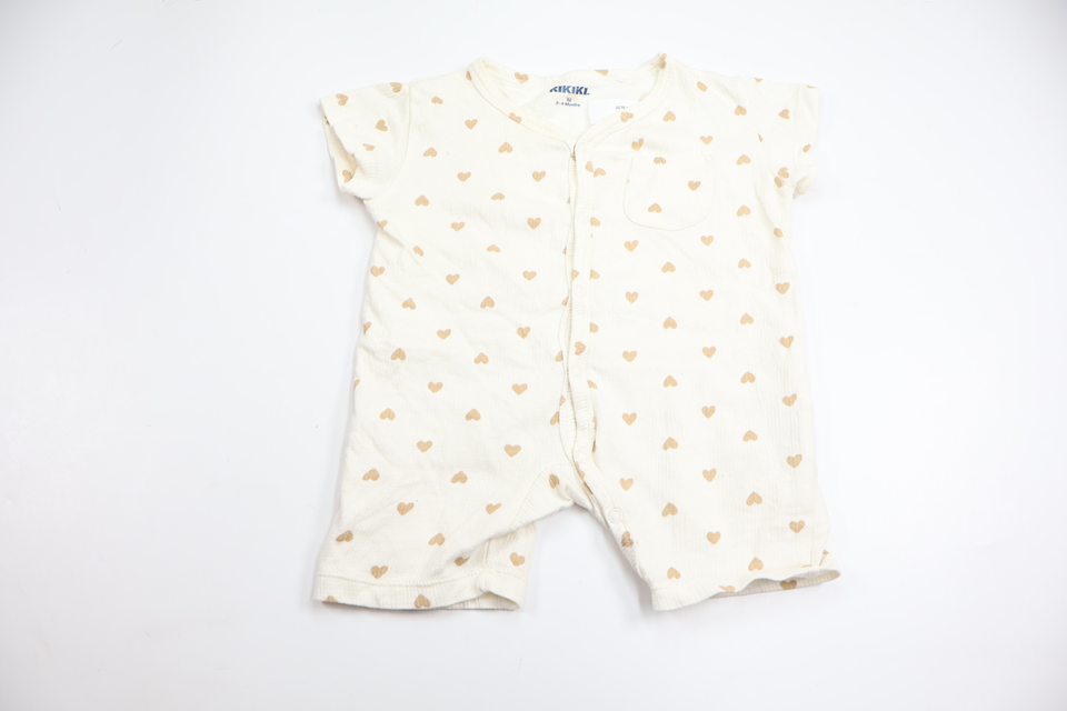 Jumpsuit med hjärtan från Rikiki - Storlek 62 - Benvit