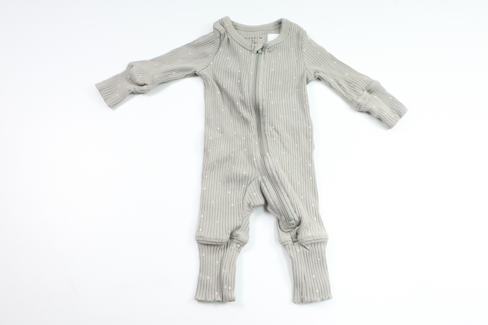 Ribbet pyjamas fra Minimarket - Størrelse 50 - Grøn