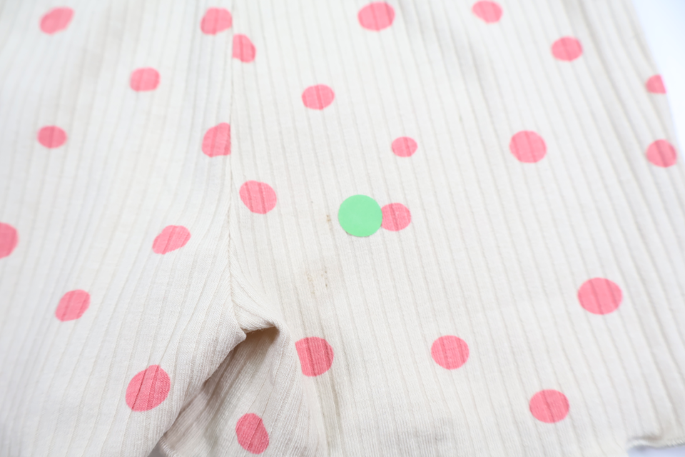 Ribbade prickiga shorts från Amy & Lucy - Storlek 92 - Beige