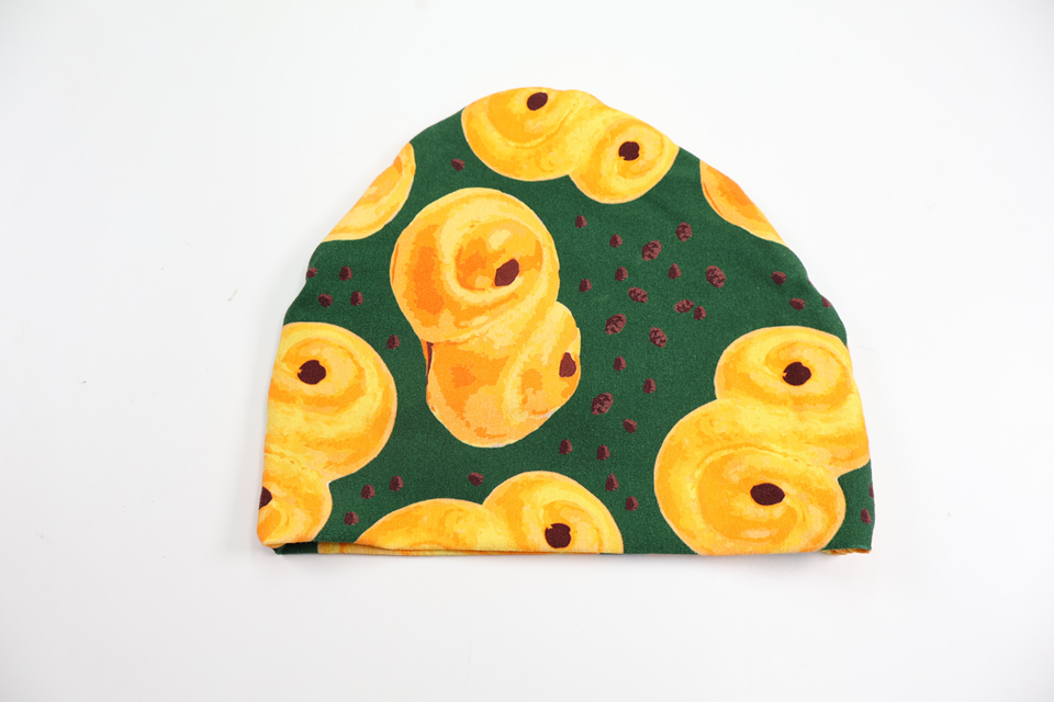 Mössa med lussekatter från Hemsytt - Storlek 62/68 - Grön