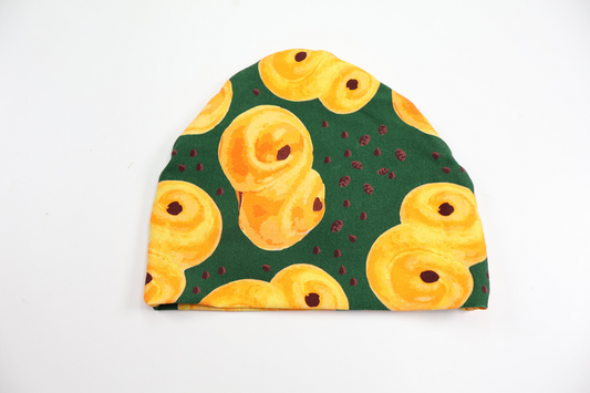 Mössa med lussekatter från Hemsytt - Storlek 62/68 - Grön