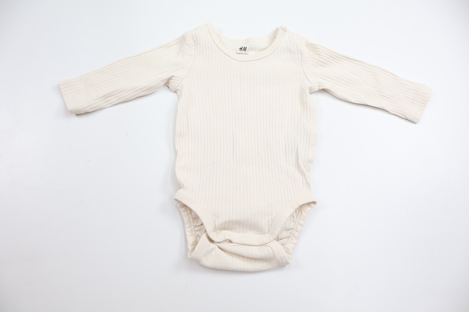 Ribbet bodysuit fra H&M - Størrelse 56 - Off-white