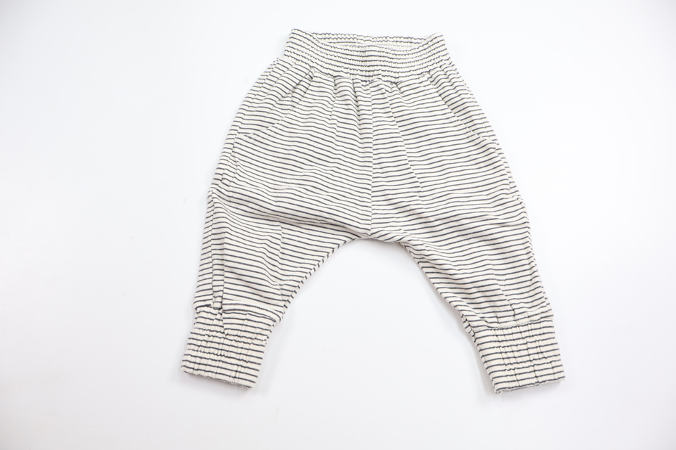Stribede bukser fra BEBE - Størrelse 60 - Hvid