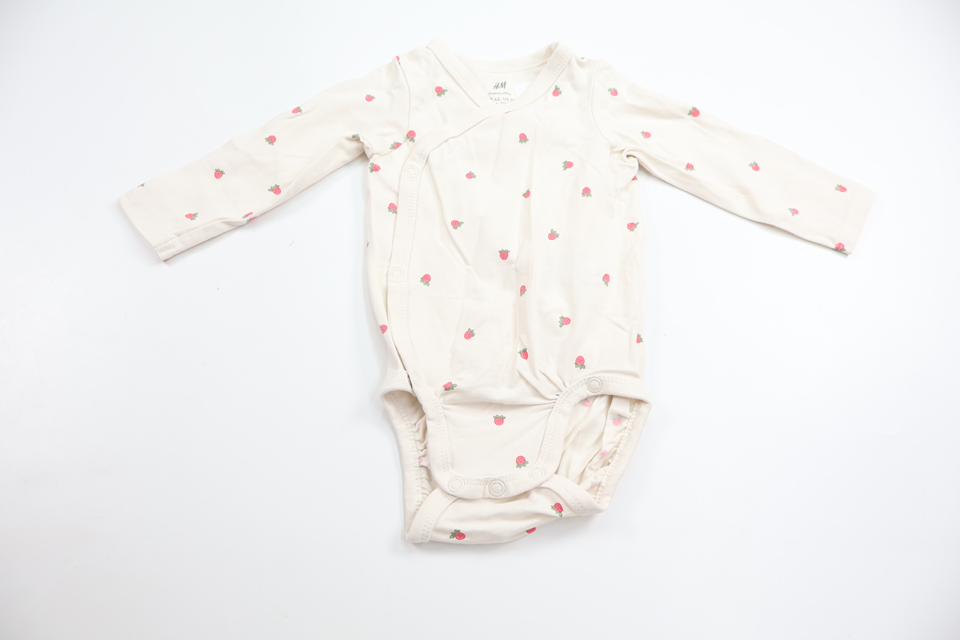 Slå-om-body med jordbær fra H&M - Størrelse 62 - Råhvid
