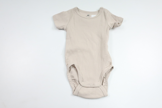 Ribbet bodysuit fra H&M - Størrelse 62 - Beige