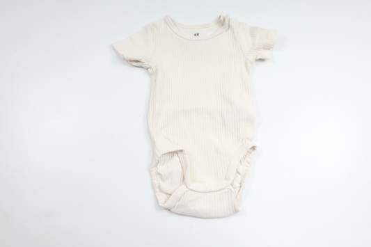 Ribbet bodysuit fra H&M - Størrelse 62 - Hvid