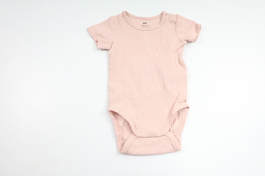 Ribbet bodysuit fra H&M - Størrelse 62 - Lyserød