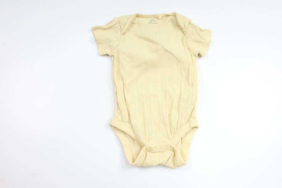 Ribbet bodysuit fra Next - Størrelse 62/68 - Gul