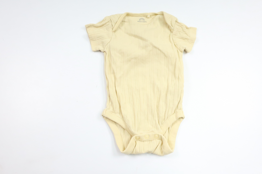 Ribbet bodysuit fra Next - Størrelse 62/68 - Gul