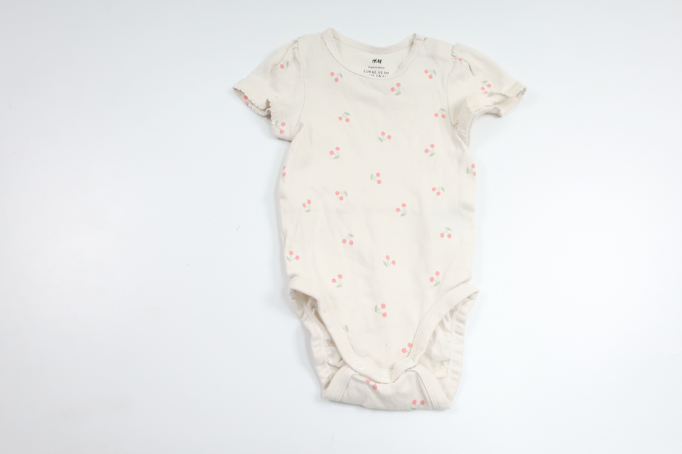 Body med kirsebær fra H&M - Størrelse 62 - Off-white