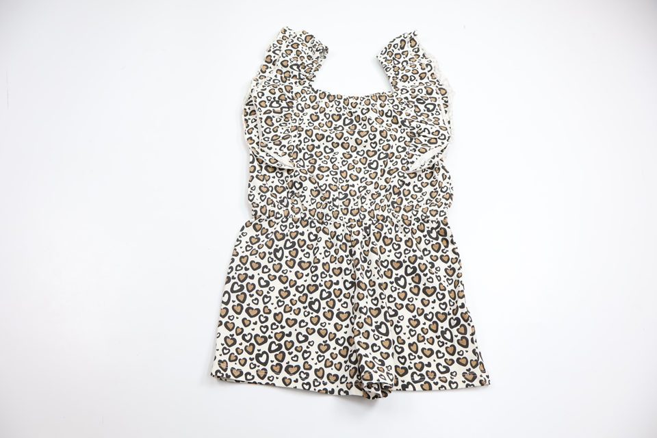 Leopardmönstrad jumpsuit från Amy & Lucy - Storlek 110/116 - Benvit