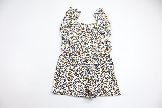 Leopardmønstret jumpsuit fra Amy & Lucy - Størrelse 110/116 - Råhvid