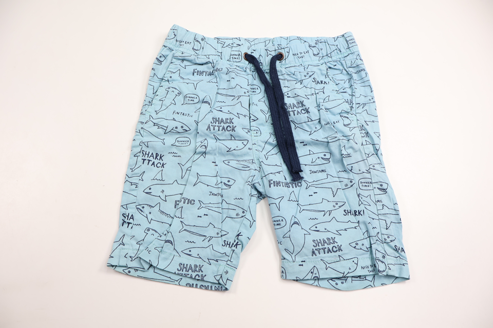 Shorts med hajar från H&M - Storlek 110 - Blå