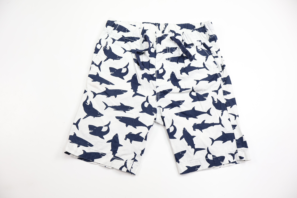 Shorts med hajar från H&M - Storlek 110 - Vit