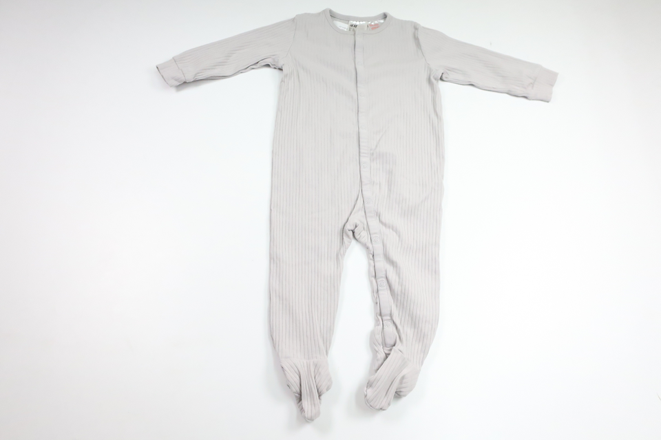 Ribbet pyjamas fra H&M - Størrelse 80 - Grå