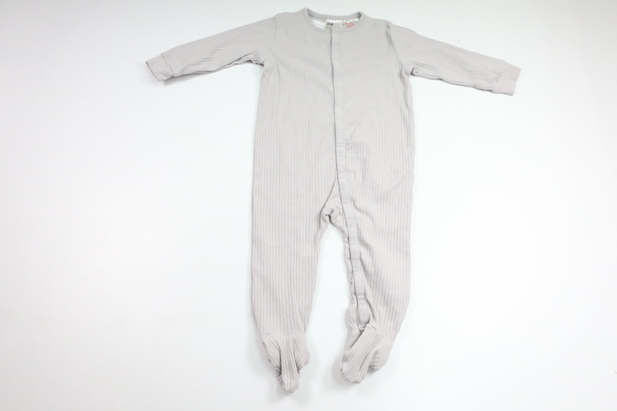 Ribbet pyjamas fra H&M - Størrelse 80 - Grå