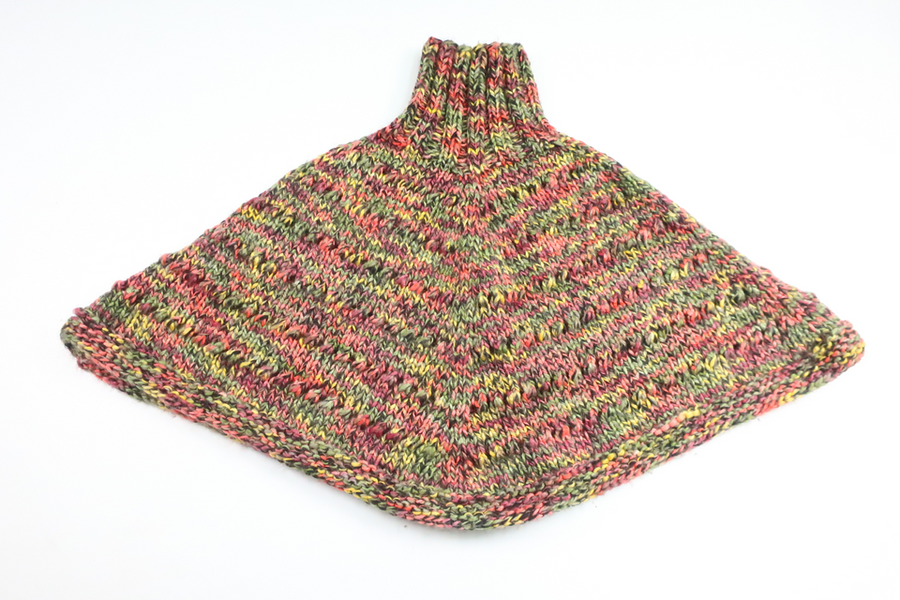 Strikket poncho fra Hemstickat - Størrelse 92/98 - Multi