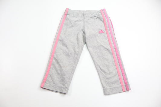 Korta byxor från Adidas - Storlek 128 - Grå